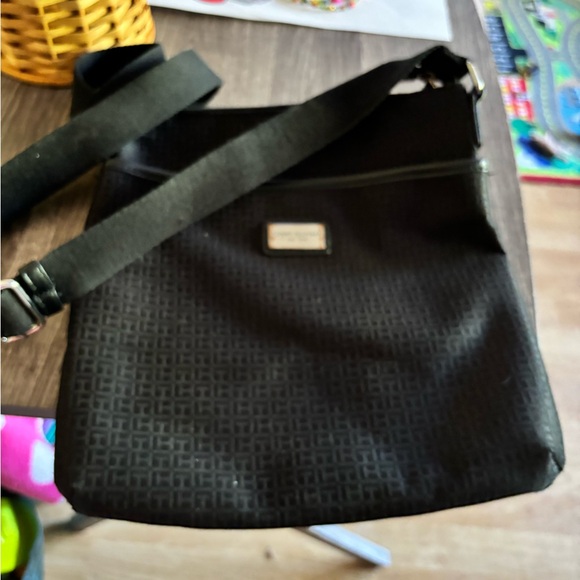 Tommy Hilfiger Women's Chic. Zip closure.
Adjustable cross strap. - Picture 3 of 6